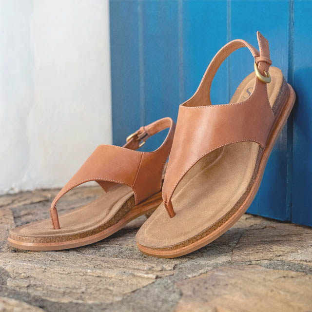 Penelope sandal in tan.