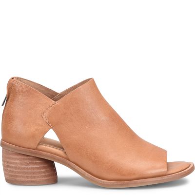 Carleigh shown in Luggage (Tan)