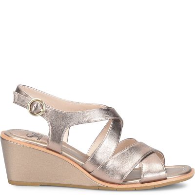 Gigi shown in Light Espresso (Metallic)