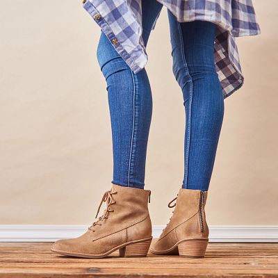 Annalise shown on model 